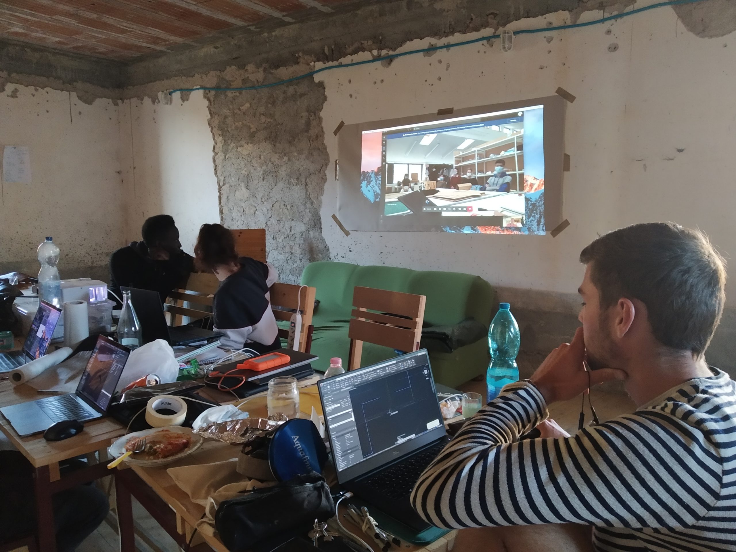 Studenti durante una lezione online Presentazione dei cestini di vimini