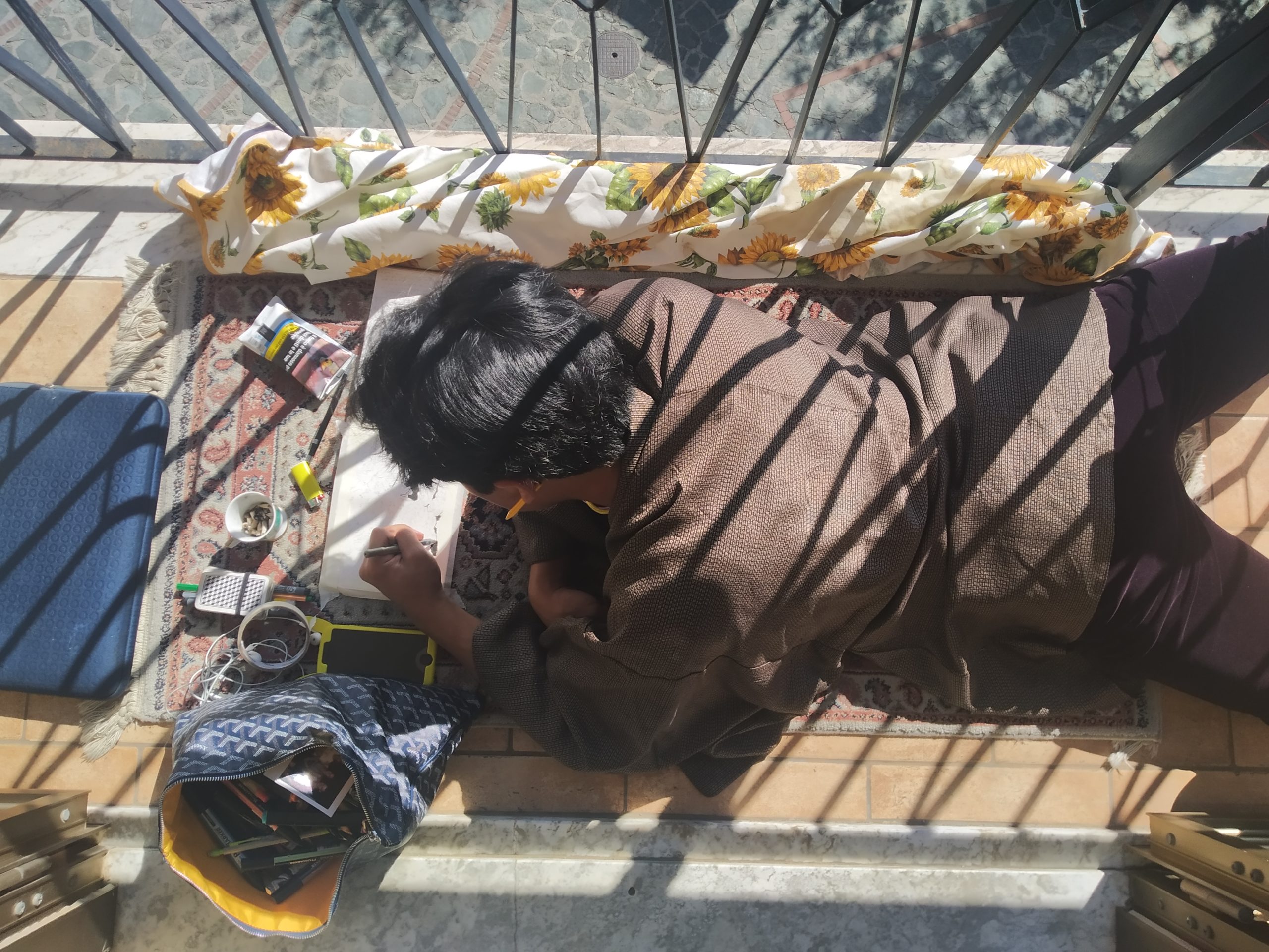 Ian disegna sulla terrazza a casa di Susy Lavoro collaborativo di sviluppo delle strutture